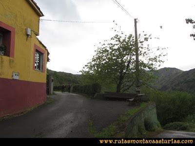 Ruta Ablaña Llosorio: Carretera entre las casas