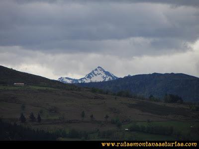 Ruta Ablaña Llosorio:  Vista del pico Torres desde el pico Roíles
