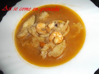 Sopa de pescado frito y marisco