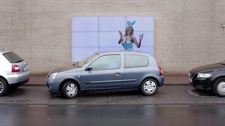 Fiat ayuda a los conductores a aparcar con un panel interactivo fiat tiempodepublicidad