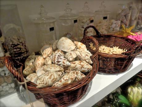 CUANDO ENTRO EN UNA TIENDA... CUANDO ENTRO EN UNA TIENDA...