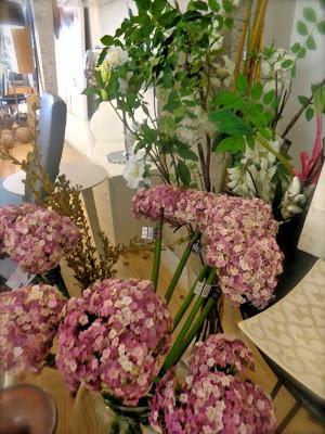 CUANDO ENTRO EN UNA TIENDA... CUANDO ENTRO EN UNA TIENDA...