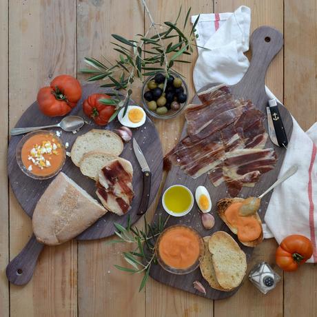 TOSTAS DE SALMOREJO Y JAMON  IBERICO