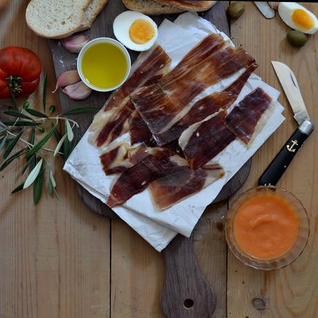 TOSTAS DE SALMOREJO Y JAMON  IBERICO