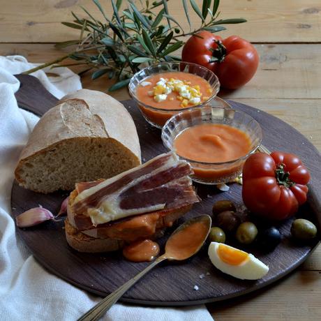 TOSTAS DE SALMOREJO Y JAMON  IBERICO