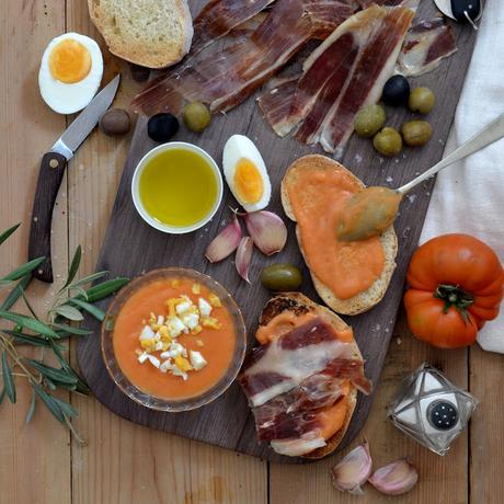 TOSTAS DE SALMOREJO Y JAMON  IBERICO