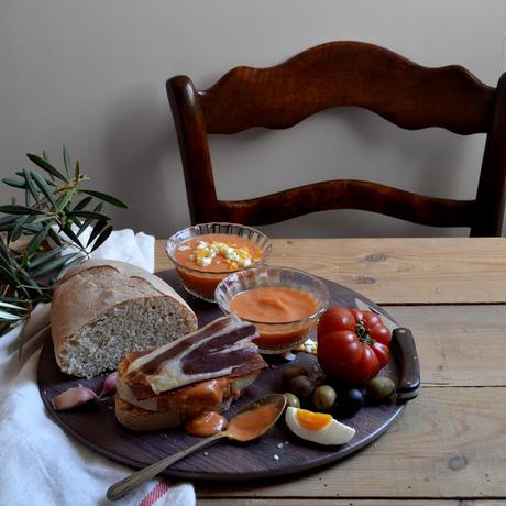 TOSTAS DE SALMOREJO Y JAMON  IBERICO