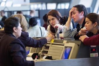 El infierno del viajero: Un retraso en el vuelo reclamad en el aerouerto