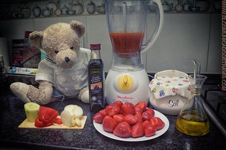 VUELVO A COCINAR. HOY UN DELICIOSO GAZPACHO DE FRESAS.