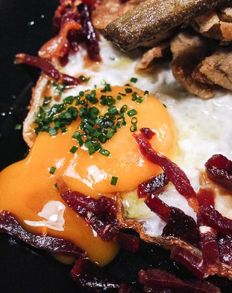 alcachofas huevo roto jamon Artesans Born Baco y Boca