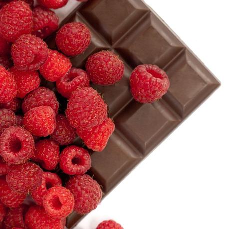Barra de cereales energética Aptonia Raspberry Milk Chocolate, un sabroso aperitivo de costo accesible
