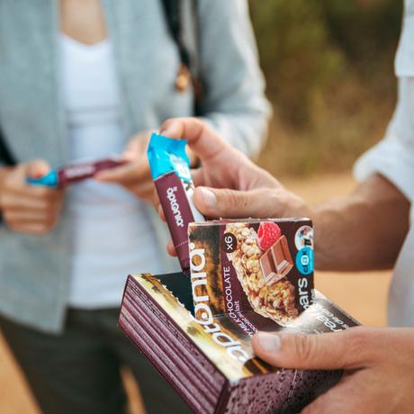 Barra de cereales energética Aptonia Raspberry Milk Chocolate, un sabroso aperitivo de costo accesible