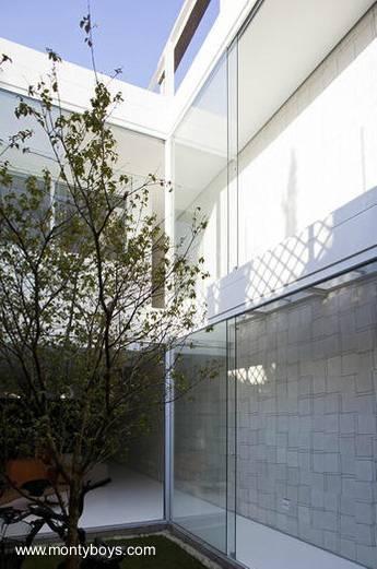 Casa residencial angosta contemporánea en San Pablo.