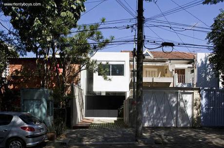 Casa residencial angosta contemporánea en San Pablo.