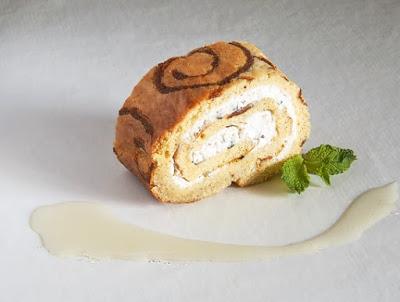 Brazo de gitano de queso, limón y menta