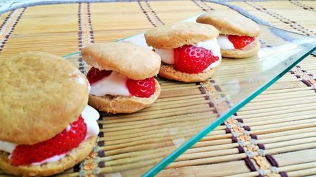 Pastelitos veganos de merengue y fresas