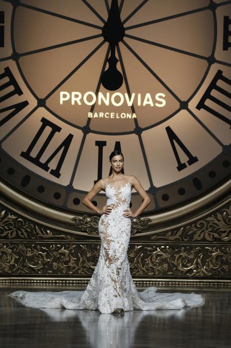 PRONOVIAS FASHION SHOW 2016 : 'Once upon a time'