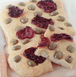 Focaccia con tomatitos secos y aceitunas