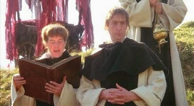 Film still from Monty Python and the Holy Grail (1975) / Cinema 5 Distributing holy hand grenade of antioch santa granada antioquía caballeros mesa cuadrada y sus locos seguidores monty python terry gilliam