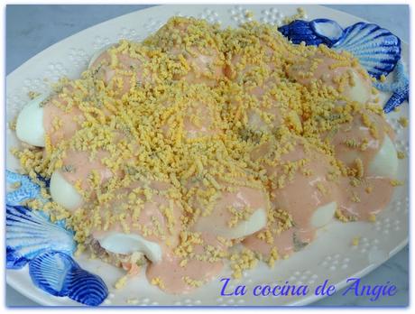 HUEVOS RELLENOS DE SALMÓN