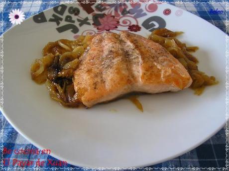 Salmón en salsa de cebolla
