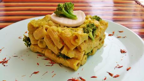 Pasta con salsa cremosa de brócoli, aceitunas y MozzaRisella