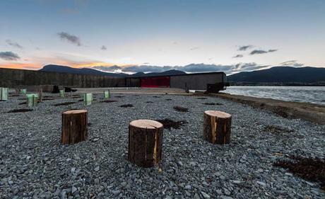 Troncos de madera a modo de lámparas
