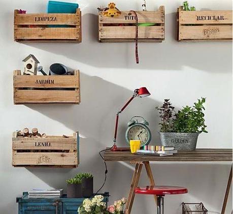 Estanterías con cajas de madera recicladas: Una manera original y divertida de decorar nuestras paredes.