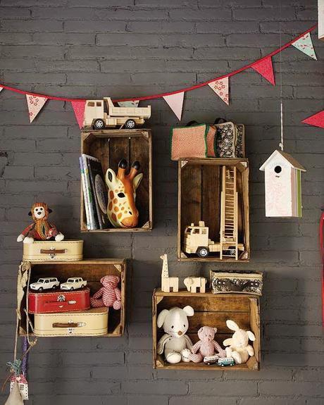 Estanterías con cajas de madera recicladas: Una manera original y divertida de decorar nuestras paredes.