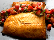 Salmón fresas albahaca