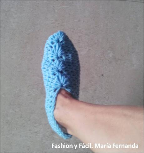 Unos patucos diferentes y fáciles de tejer a ganchillo (A different pair of slippers hand made with crochet)