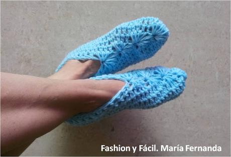 Unos patucos diferentes y fáciles de tejer a ganchillo (A different pair of slippers hand made with crochet)