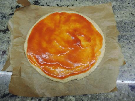 Pizza de masa integral de jamón york, bacon, champiñon, pimientos de piquillo y queso.