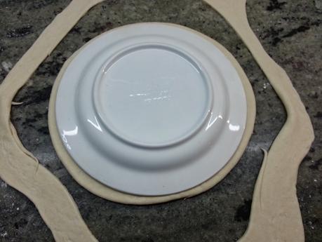 Pizza de masa integral de jamón york, bacon, champiñon, pimientos de piquillo y queso.