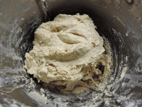 Pizza de masa integral de jamón york, bacon, champiñon, pimientos de piquillo y queso.