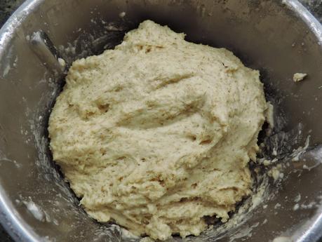 Pizza de masa integral de jamón york, bacon, champiñon, pimientos de piquillo y queso.