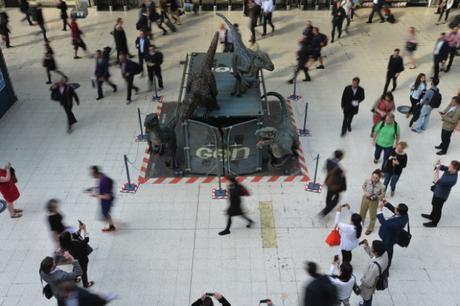 Los dinosaurios toman la estación Waterloo de Londres para promocionar “Jurassic World”