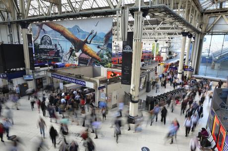 Los dinosaurios toman la estación Waterloo de Londres para promocionar “Jurassic World”