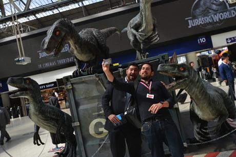 Los dinosaurios toman la estación Waterloo de Londres para promocionar “Jurassic World”