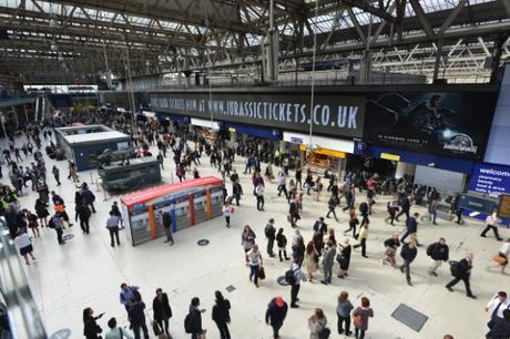 Los dinosaurios toman la estación Waterloo de Londres para promocionar “Jurassic World”