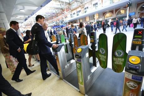 Los dinosaurios toman la estación Waterloo de Londres para promocionar “Jurassic World”