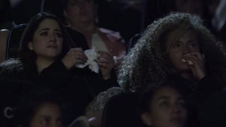 L’Oréal hace llorar a 100 mujeres en el cine para demostrar la resistencia de su maquillaje