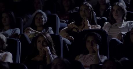 L’Oréal hace llorar a 100 mujeres en el cine para demostrar la resistencia de su maquillaje