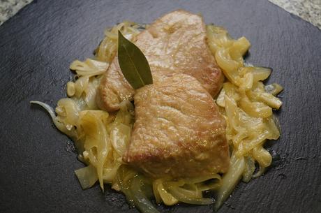 Atún encebollado
