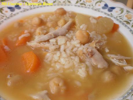 SOPA DE POLLO CON ARROZ Y GARBANZOS.