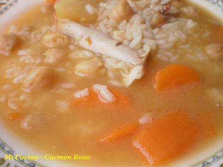 SOPA DE POLLO CON ARROZ Y GARBANZOS.