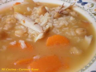 SOPA DE POLLO CON ARROZ Y GARBANZOS.