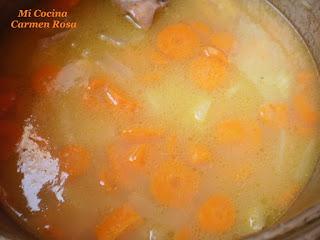 SOPA DE POLLO CON ARROZ Y GARBANZOS.