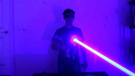 Joven crea una “escopeta láser” casera y la pone en demonstración en Internet drake-anthony-escopeta-laser