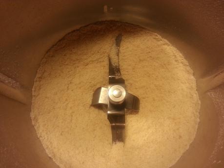 Salchichas empanadas con pan rallado con queso, ajo y perejil, con acompañamiento de cebolla, calabacin y pimientos a la planchas.